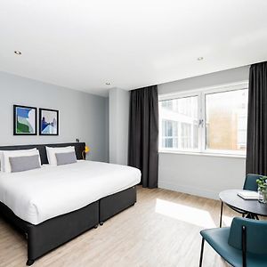Estudio Executive con Cama Queen